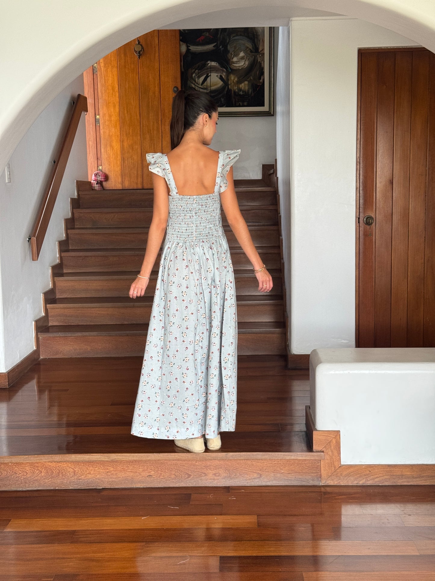 Vestido Mila celeste con flores guinda