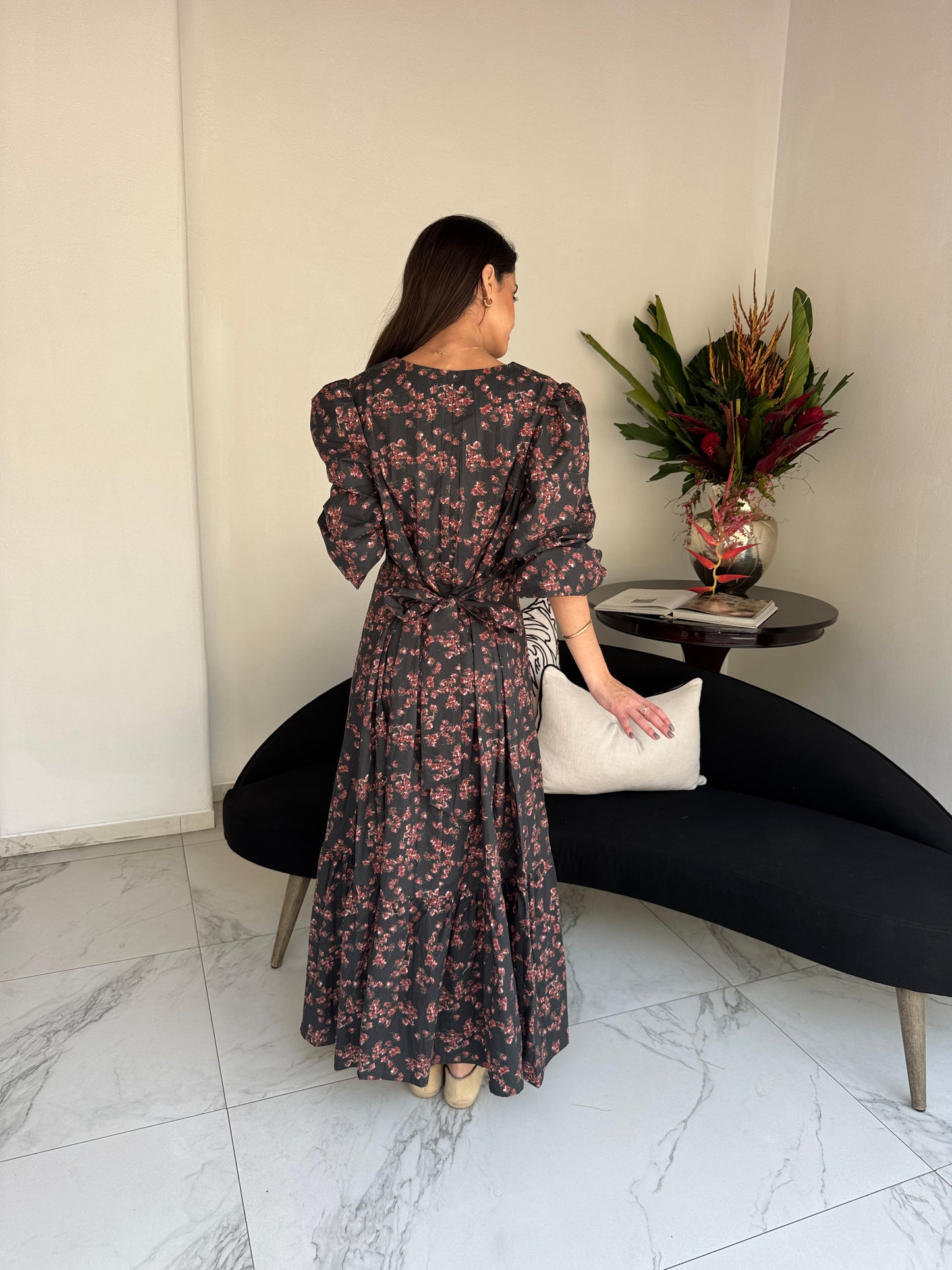 Vestido Sofía Gris Oscuro con flores rojas - Edición Limitada