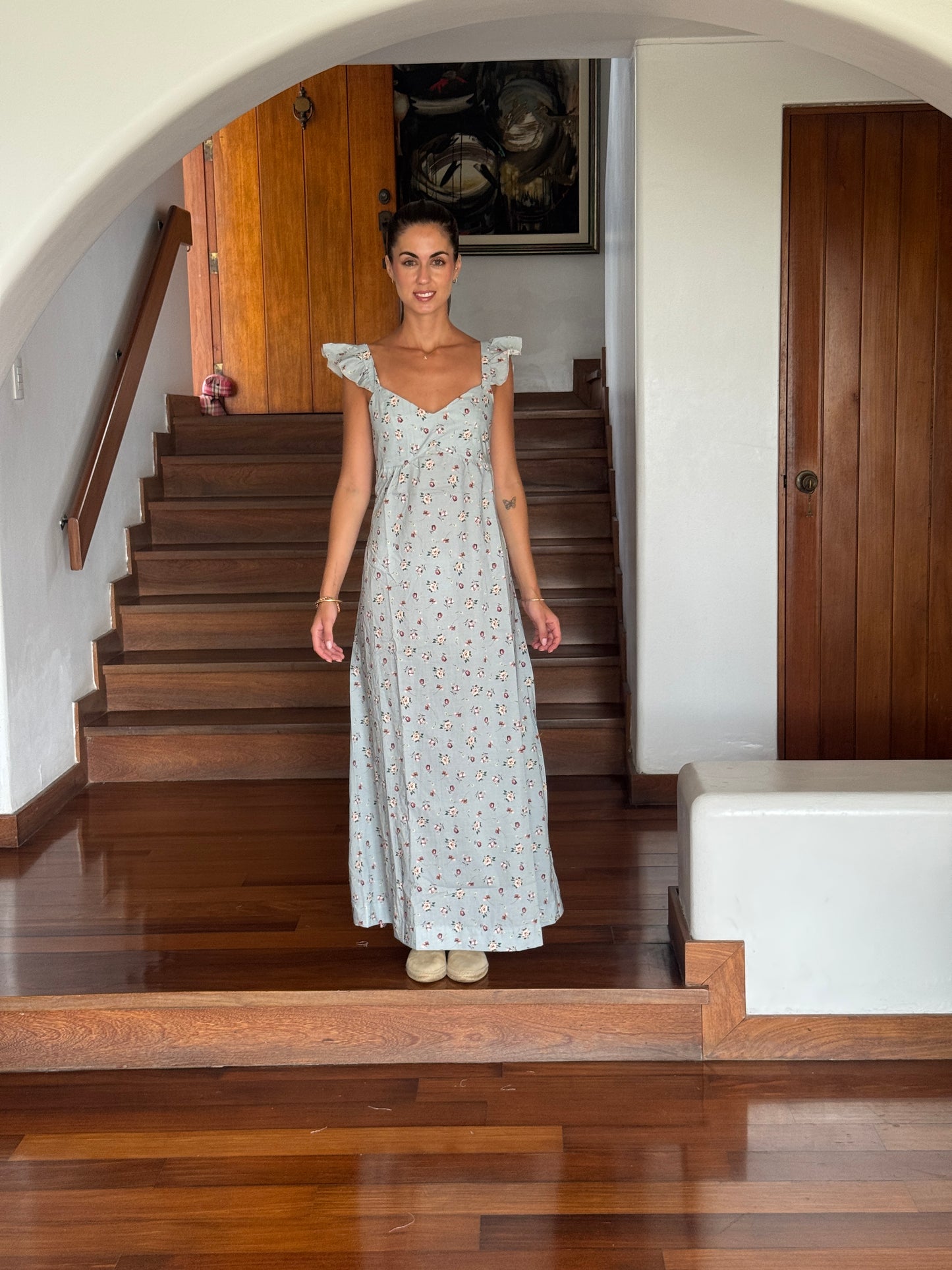 Vestido Mila celeste con flores guinda